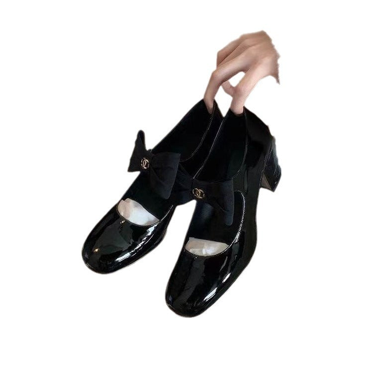 Damen Lack-Ballerinas mit dekorativem Schleifenriemen und gepolstertem Komfortfußbett Drune