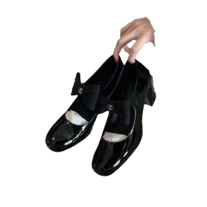 Damen Lack-Ballerinas mit dekorativem Schleifenriemen und gepolstertem Komfortfußbett Drune