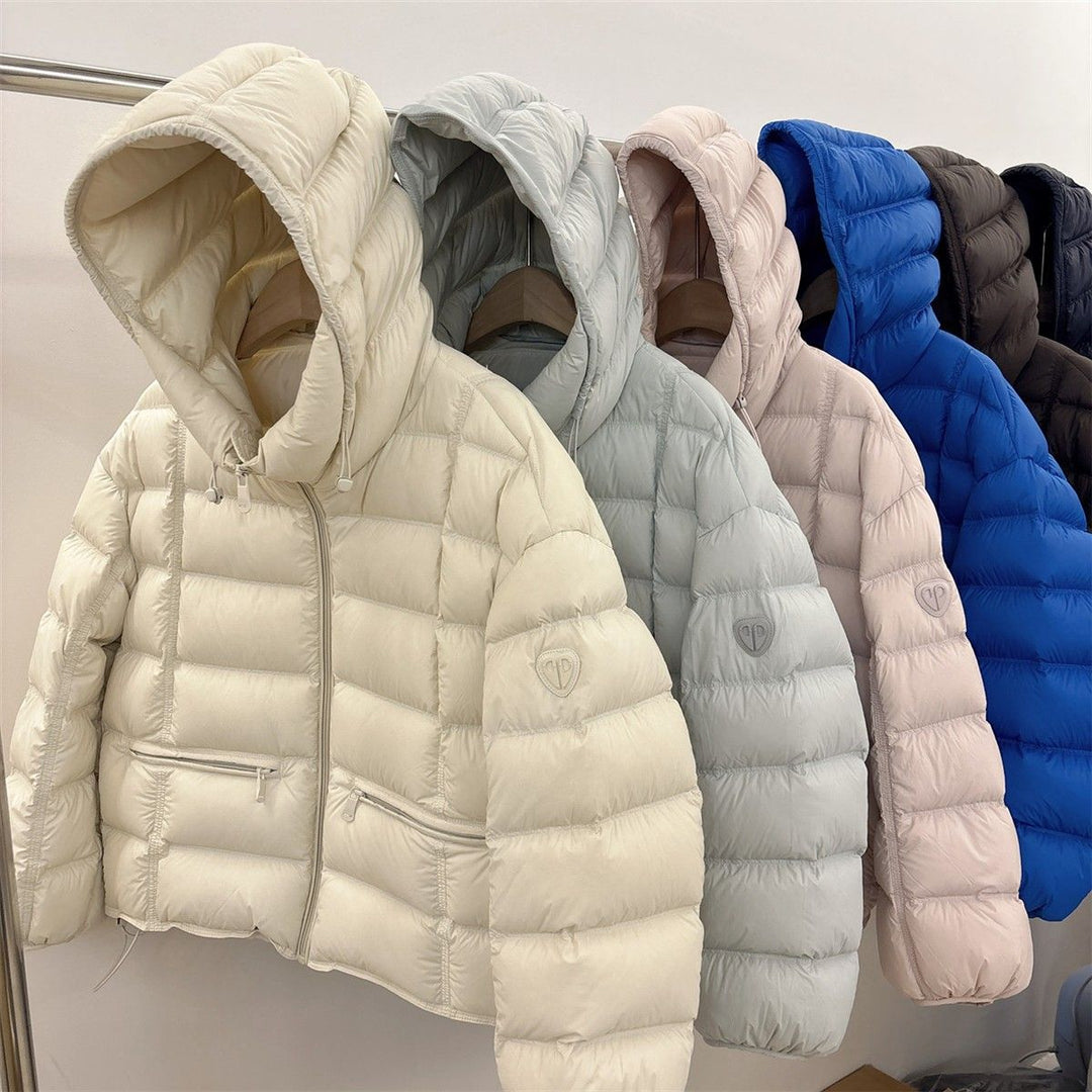 Damen nan kurz geschnittene Thermo-Steppjacke mit Kapuze, Reißverschlusstaschen und elastischen Bündchen Drune