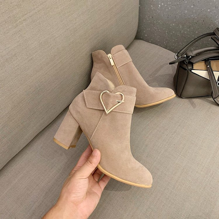 Damen Elegante Blockabsatz Stiefeletten mit Herzdetails Drune