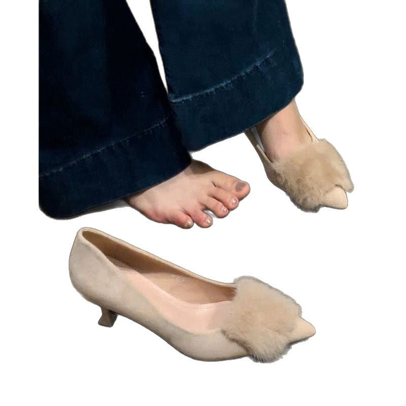 Damen Spitz zulaufende Mules aus Samtoptik mit Fellpompon und geformtem Kittenabsatz Drune