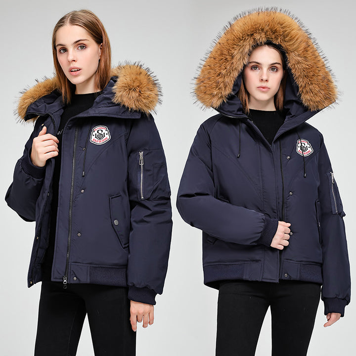 Damen Kurzparkajacke im Bomberstil mit abnehmbarer Fellkapuze und Logo‑Patch Drune