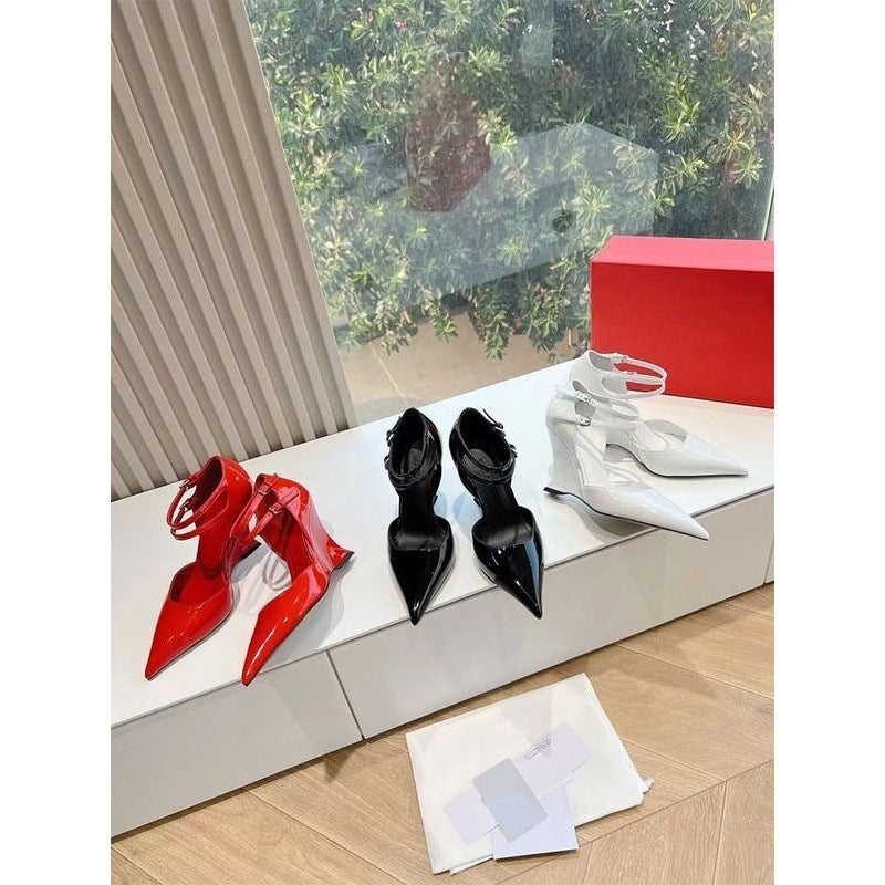 Damen Spitz zulaufende Lack-Wedges mit skulptiertem Keilabsatz und doppeltem Knöchelriemen Drune