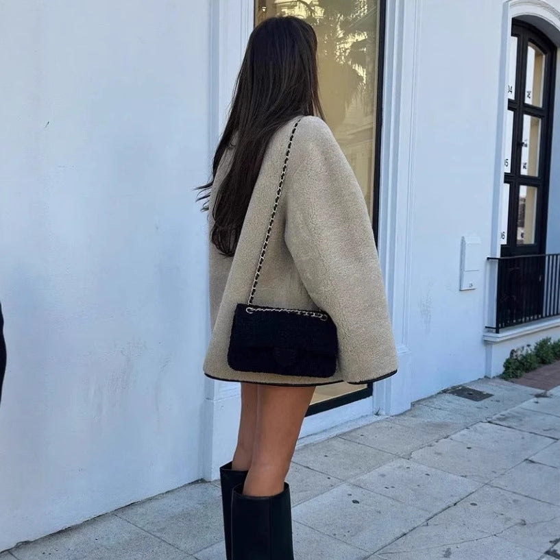 Damen Kuschelige Teddyjacke mit kontrastierenden Knopfdetails und Taschen Drune