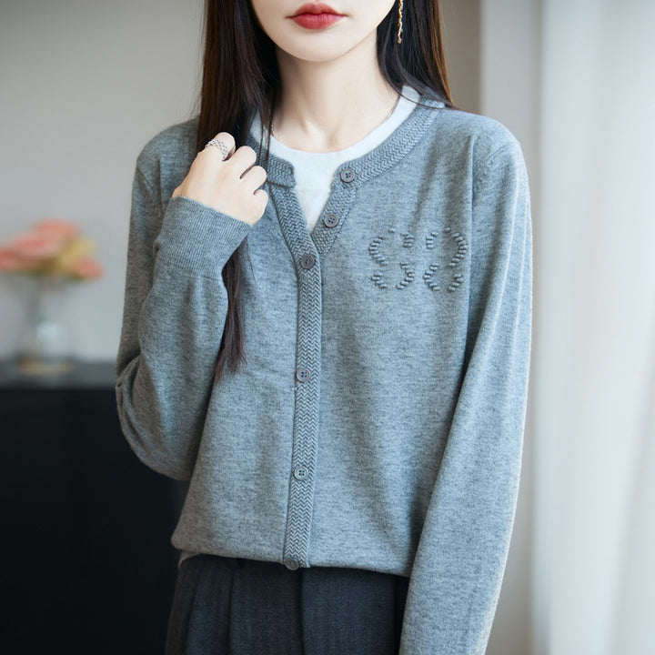 Damen Kurzer Feinstrick-Cardigan mit V‑Schlitzkragen, Rippenblende und dezentem Struktur‑Logo Drune