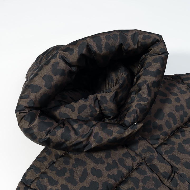Damen Kurz geschnittene gesteppte Jacke mit hohem Kapuzenkragen, Tunnelzugsaum und Leopardenprint Drune