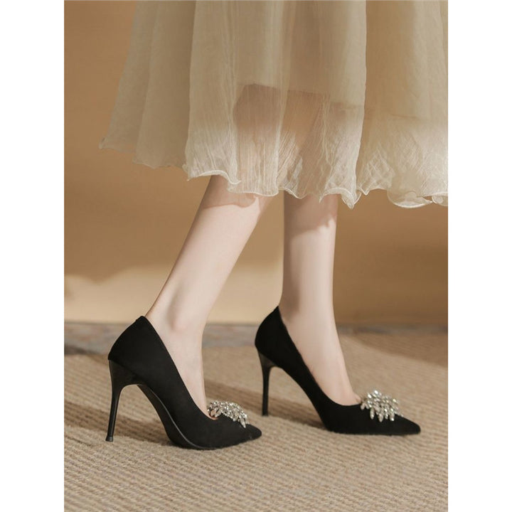 Damen spitz zulaufende Samt‑Pumps mit hohem Stiletto und Kristallbrosche Drune