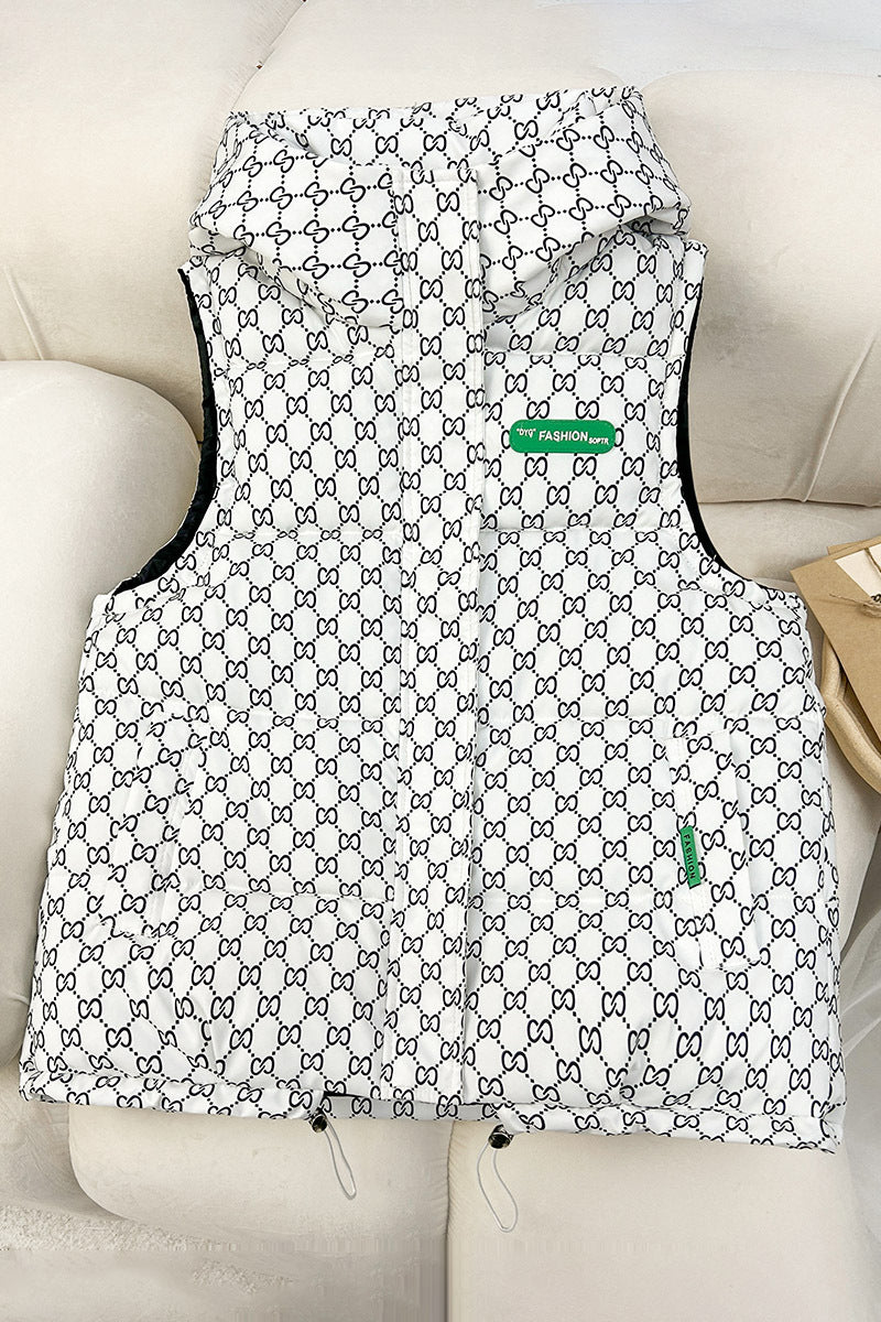 Damen nan gesteppte Kapuzenweste mit Allover‑Logoprint, wattierter Isolierung, verstellbarem Saum und verdeckten Reißverschlusstaschen Drune