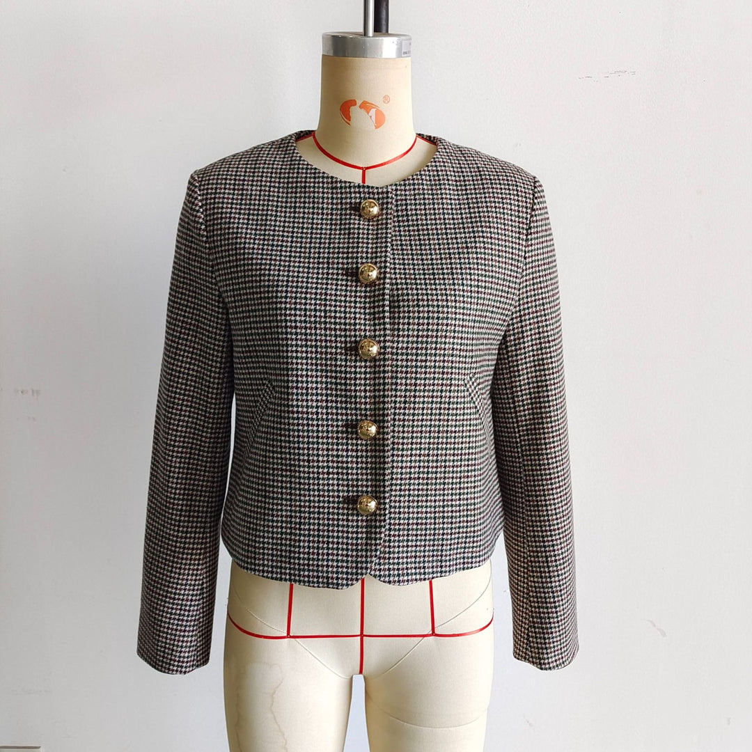 Damen nan taillierte Kurzjacke im Hahnentritt‑Muster mit goldfarbenen Zierknöpfen und schrägen Eingrifftaschen Drune
