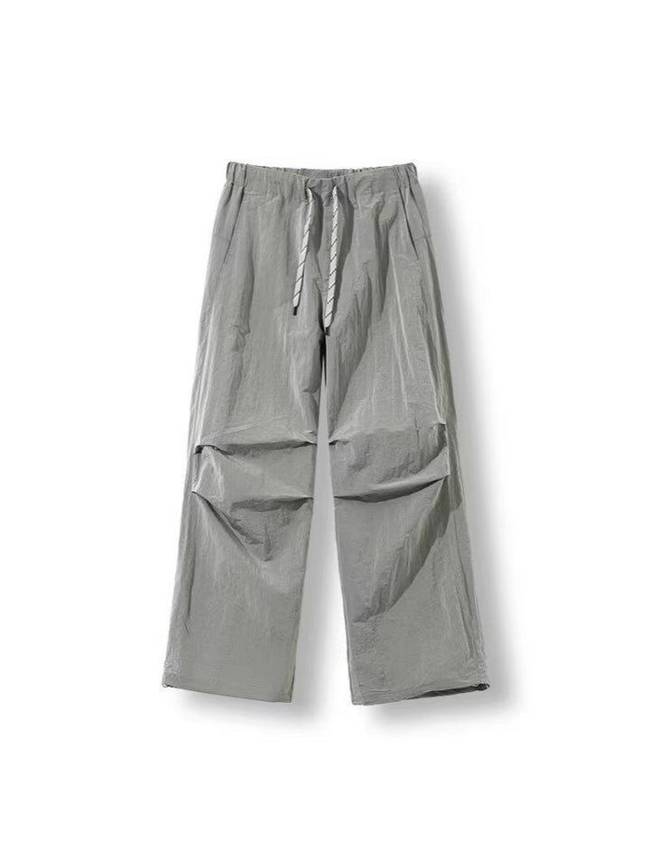Herren Locker geschnittene Nylon-Trackpants mit Kordelzug, aufgesetzten Taschen und gerader Wide‑Leg-Passform Drune