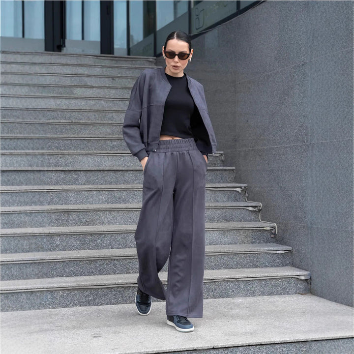 Damen urbaner Sportanzug mit cropped Jacke und bequemen, weiten Hosen Drune