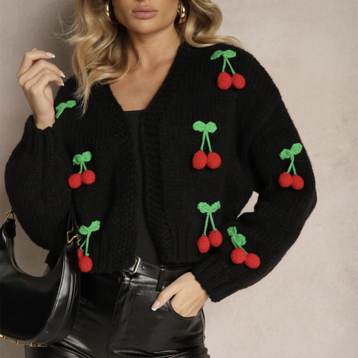 Damen Kurzcardigan aus grobem Strick mit gehäkelten Kirschen-Applikationen und V-Ausschnitt Drune