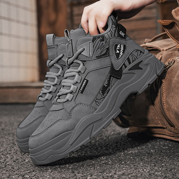 Herren robuste Outdoor-Chunky-Sneaker mit wattierter Knöchelmanschette, verblockter Plateau-Sohle und dekorativem Overlay-Detail Drune