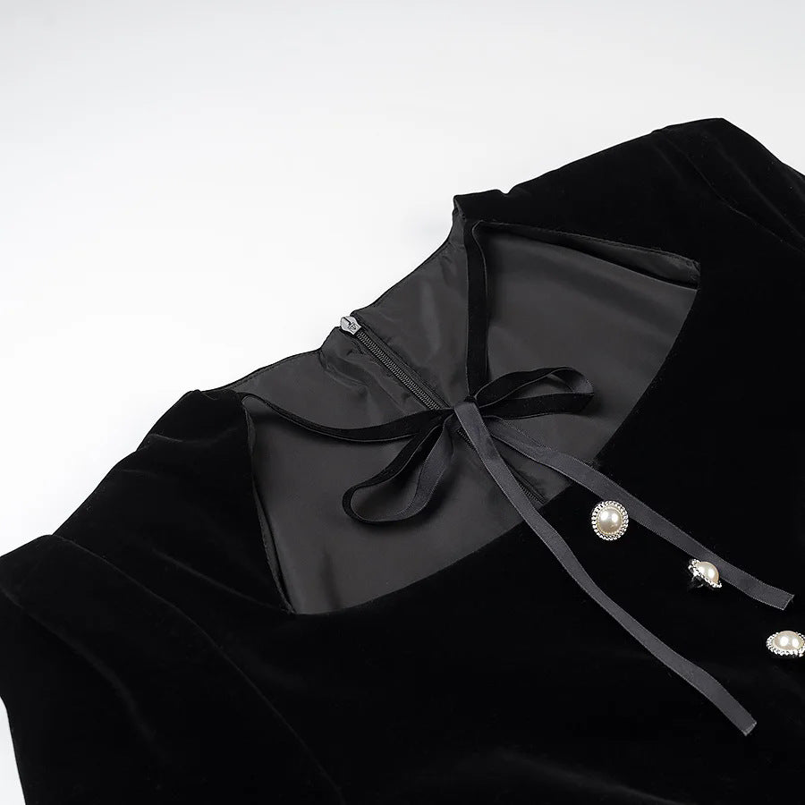 Damen nan viktorianische Samtbluse mit Stufenvolant-Rockdetail und Zierknopfleiste Drune