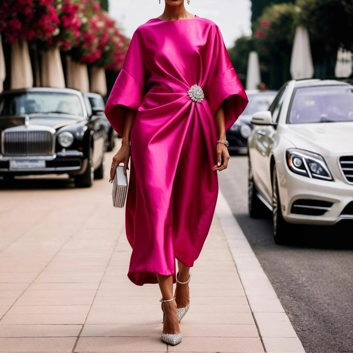 Damen nan elegantes Satin-Kaftan-Midikleid mit Kimonoärmeln seitlicher Drapage und Zierbrosche Drune