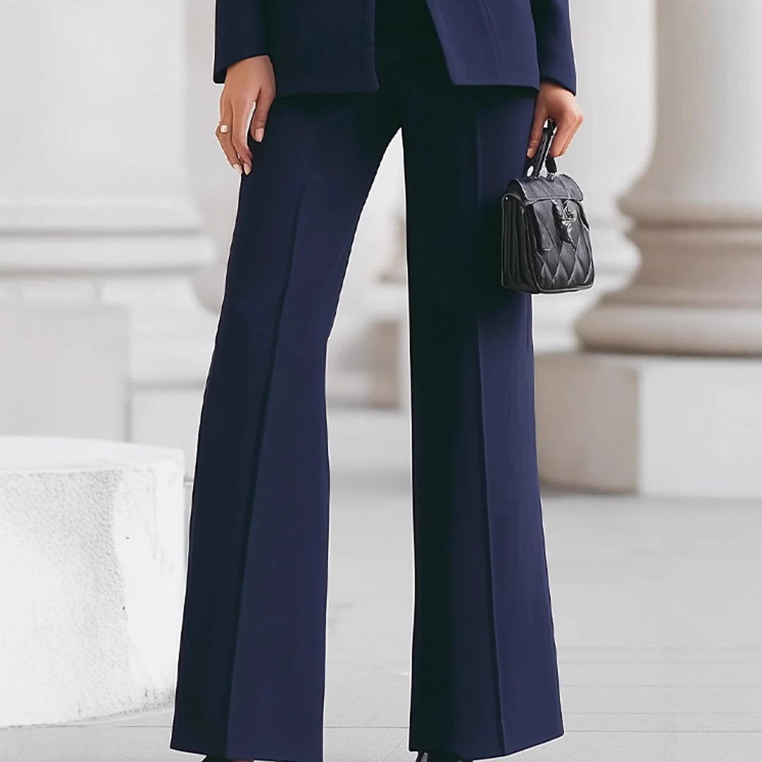 Damen nan maßgeschneiderter Hosenanzug mit Stehkragen, tailliertem Schößchen und ausgestellter Schlaghose Drune