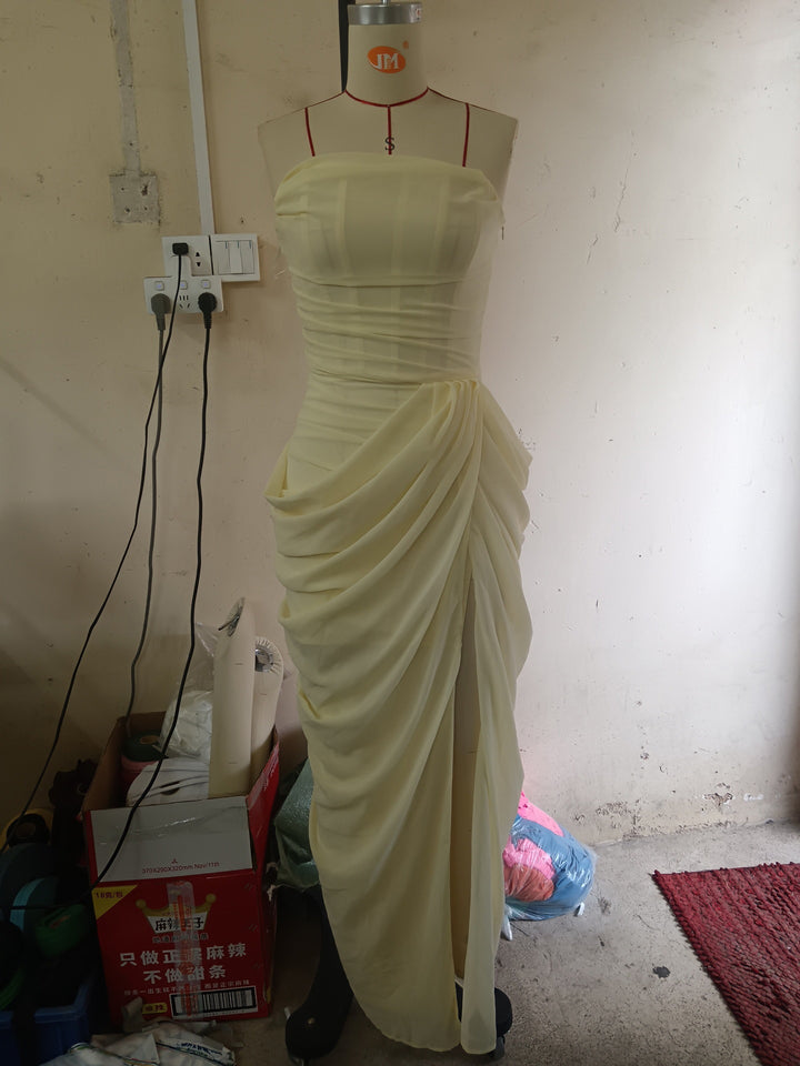 Damen Elegantes Abendkleid mit Off-Shoulder-Design und Fließendem Cape Drune