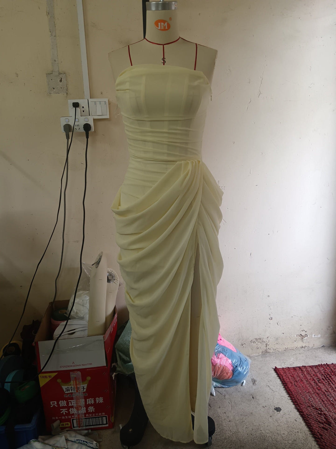 Damen Elegantes Abendkleid mit Off-Shoulder-Design und Fließendem Cape Drune
