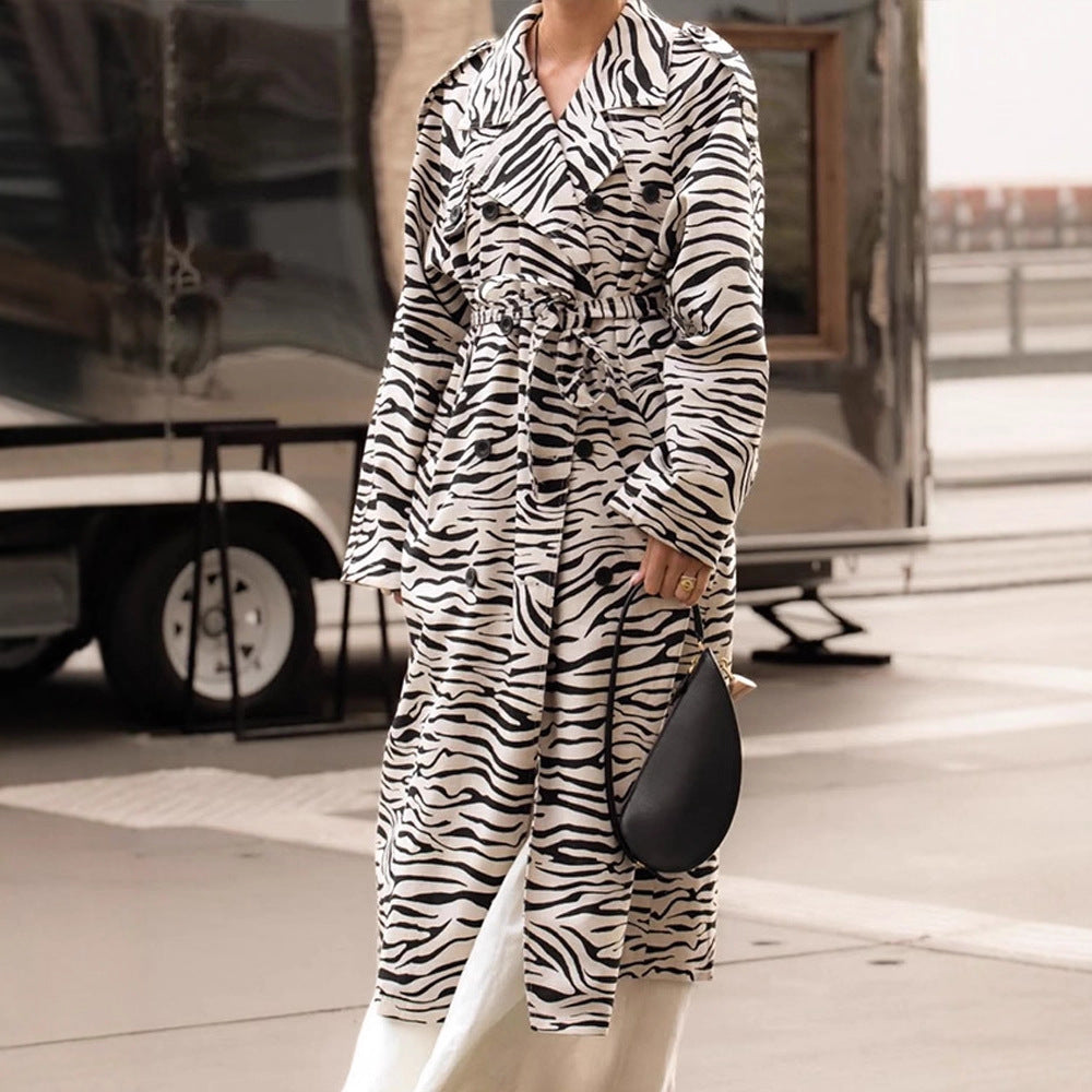 Damen Maxilanger Trenchcoat im Animal-Print mit voluminösem Schalkragen, bindegürtel und kastiger Silhouette Drune