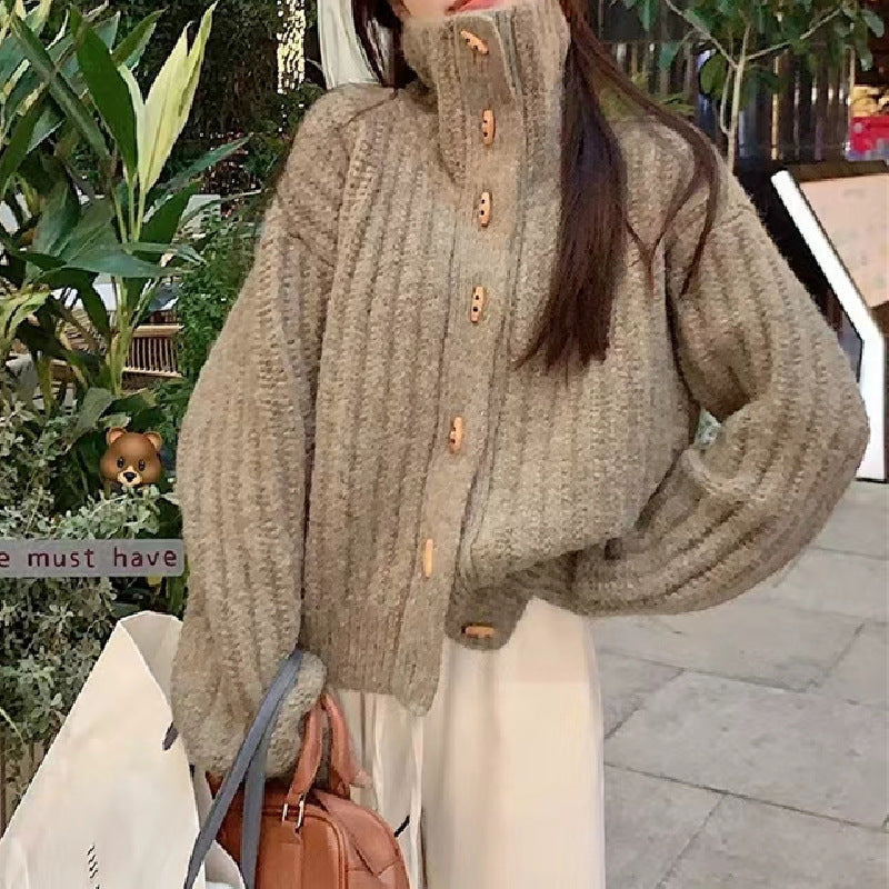 Damen Kuscheliger Strickpullover mit hohem Kragen und Knopfdetails Drune