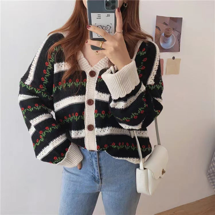 Damen Strickjacke mit nostalgischen Blumenmotiven und großzügigem Schnitt Drune