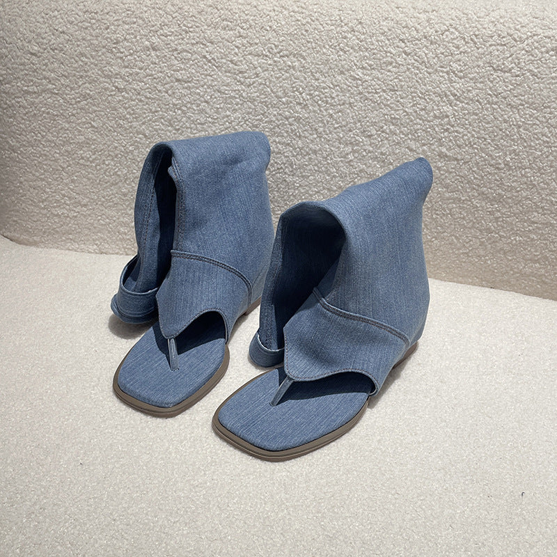 Damen nan wadenhoher Jeanslook-Stiefel mit Zehensteg offener Zehenpartie und verstellbarem Schnallenriemen Drune