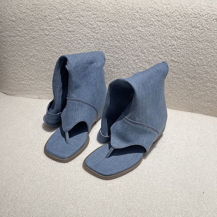 Damen nan wadenhoher Jeanslook-Stiefel mit Zehensteg offener Zehenpartie und verstellbarem Schnallenriemen Drune