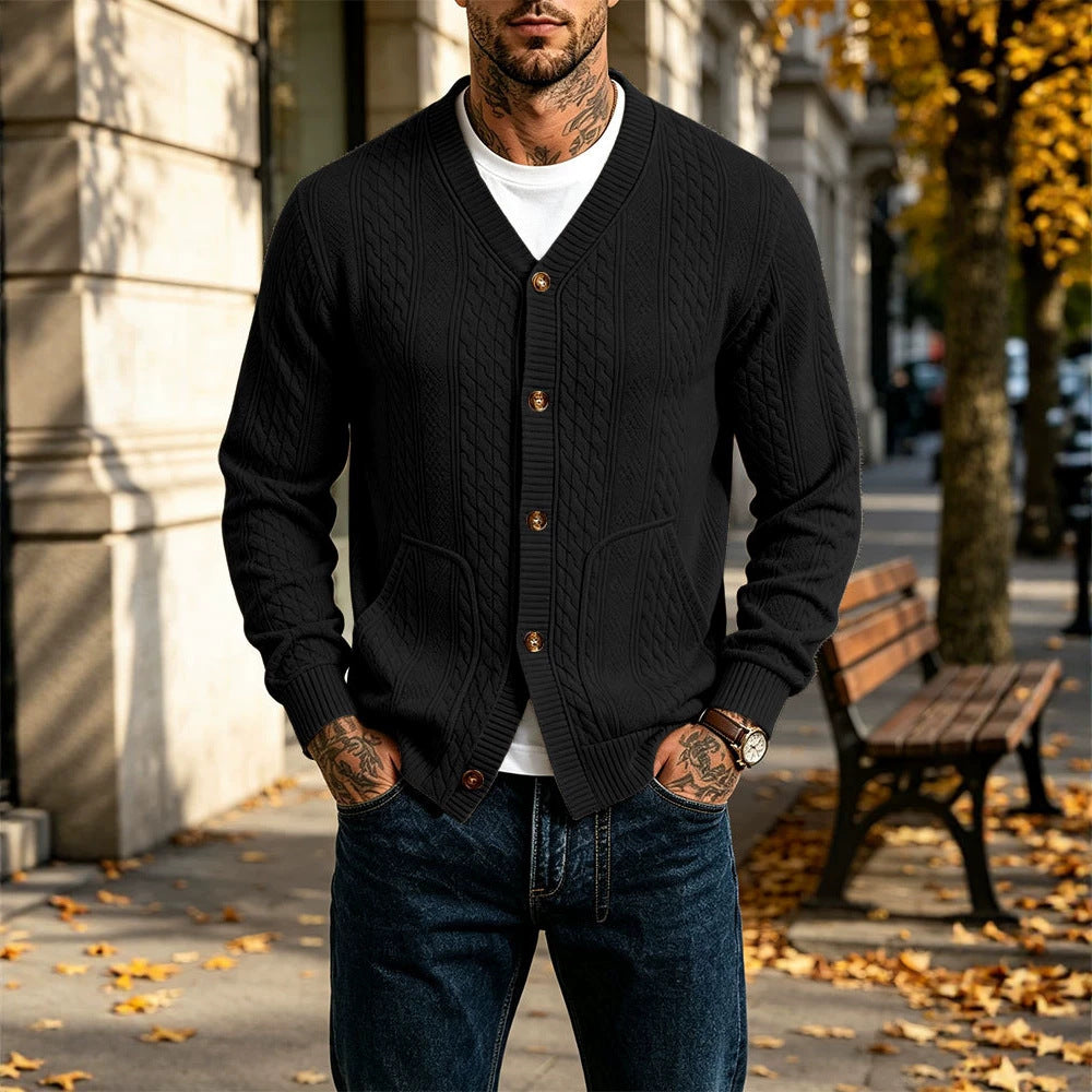 Herren Gestrickte Strickjacke mit Zopfmuster, V‑Ausschnitt und aufgesetzten Taschen Drune