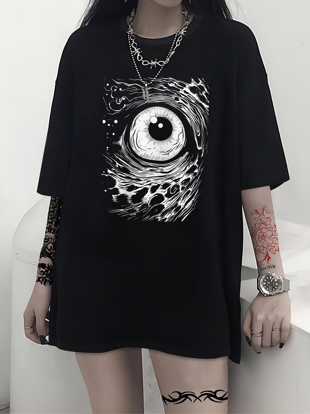 Damen T-Shirt mit künstlerischem Totenkopf-Motiv und lässigem Schnitt Drune