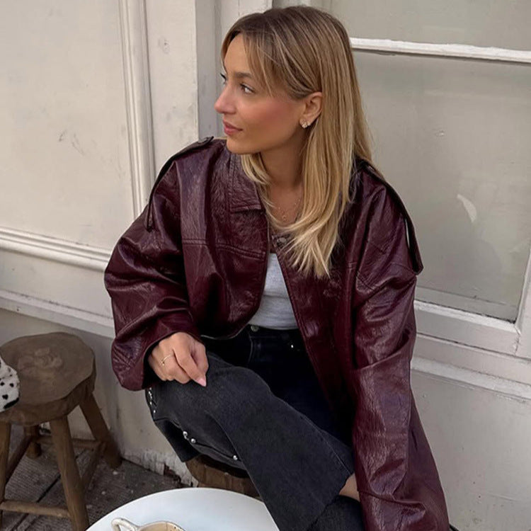Damen Kurzblouson in glänzender Lackoptik mit Boxy‑Silhouette und überschnittenen Schultern Drune