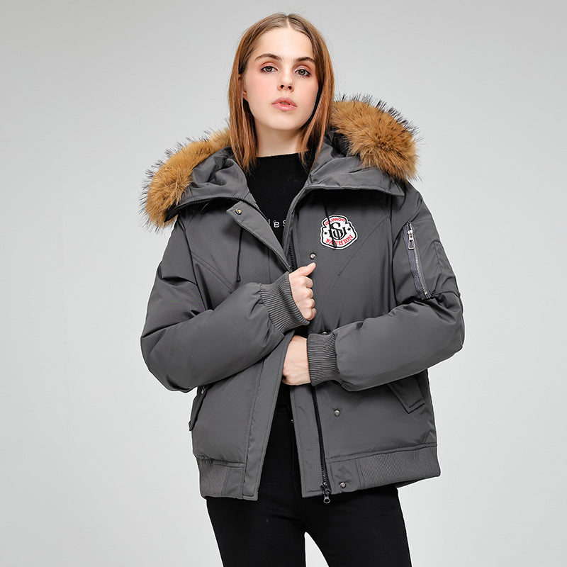Damen Kurzparkajacke im Bomberstil mit abnehmbarer Fellkapuze und Logo‑Patch Drune