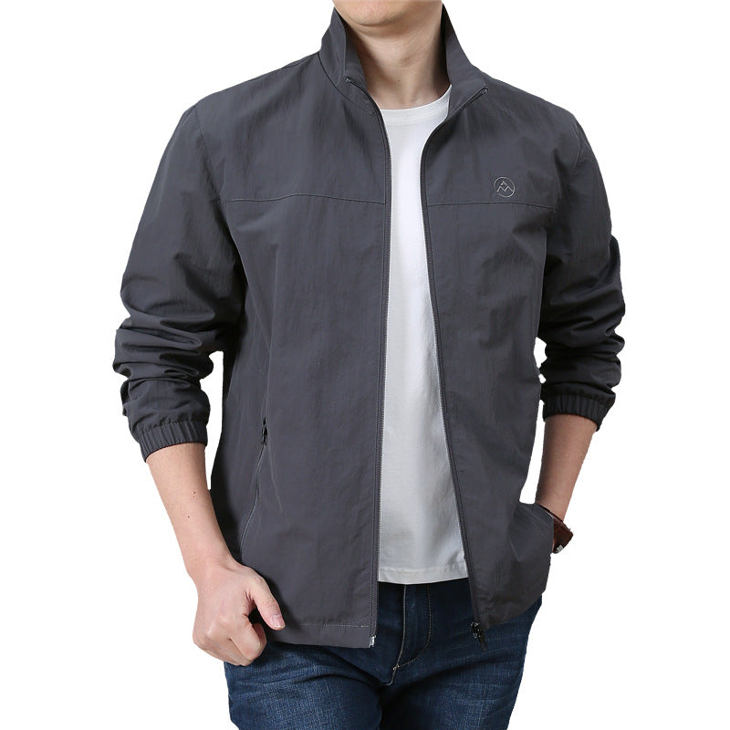 Herren Leichte urbane Windjacke mit Stehkragen, elastischen Bündchen und seitlichen Reißverschlusstaschen Drune