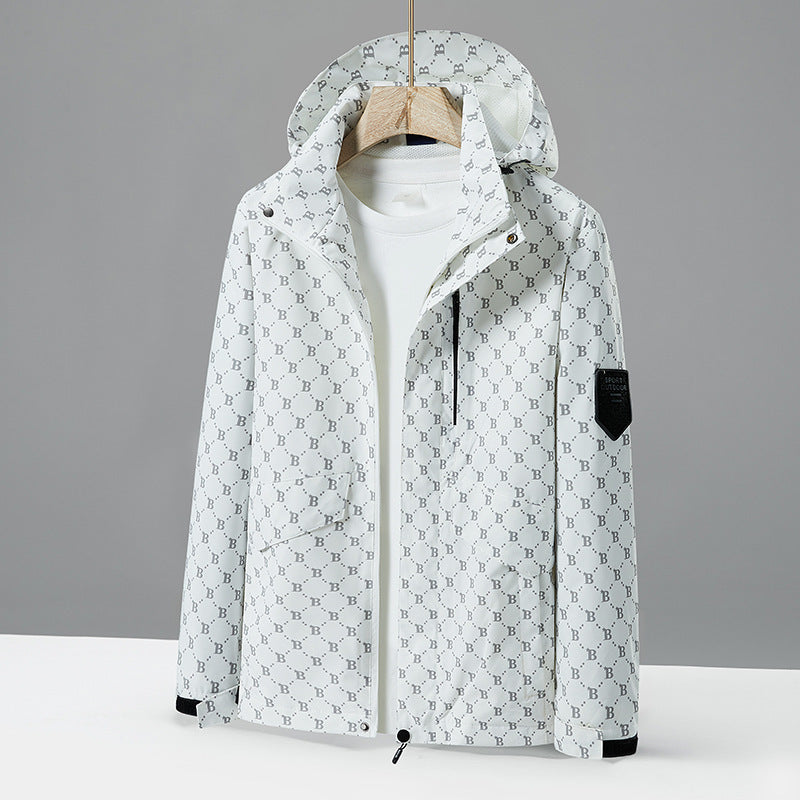 Herren leichte wasserabweisende Kapuzenjacke mit Allover‑Logomuster, winddichter Shell und praktischen Taschen Drune