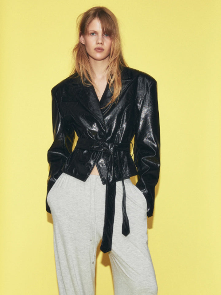 Damen Kurzblazer im Lackleder-Look mit Taillengürtel und fallendem Revers Drune