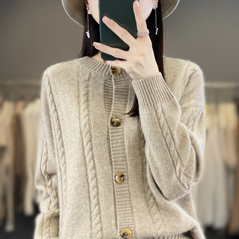 Damen Kaschmirähnlicher Zopfmuster‑Cardigan mit Rundhals und Hornoptikknöpfen Drune
