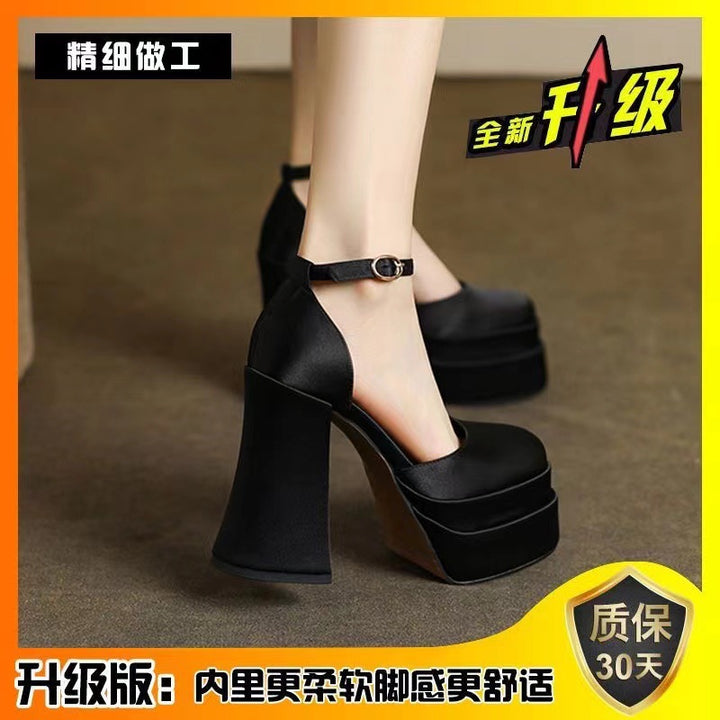 Damen nan Plateau-Sandalette mit skulpturellem Blockabsatz, quadratischer Zehenpartie und kristallbesetztem Knöchelriemen Drune