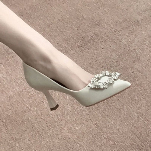 Damen Samt‑Mules mit spitzer Zehenpartie, funkelnder Kristallbrosche und schlankem Stiletto Drune