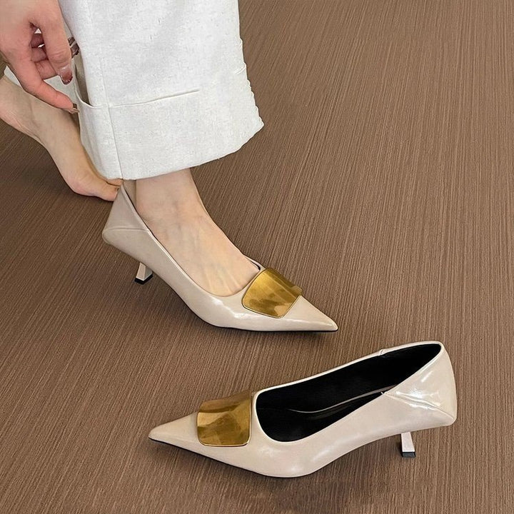 Damen Spitz zulaufende Lack‑Pumps mit niedrigem Kitten‑Absatz und dekorativer Metallapplikation Drune