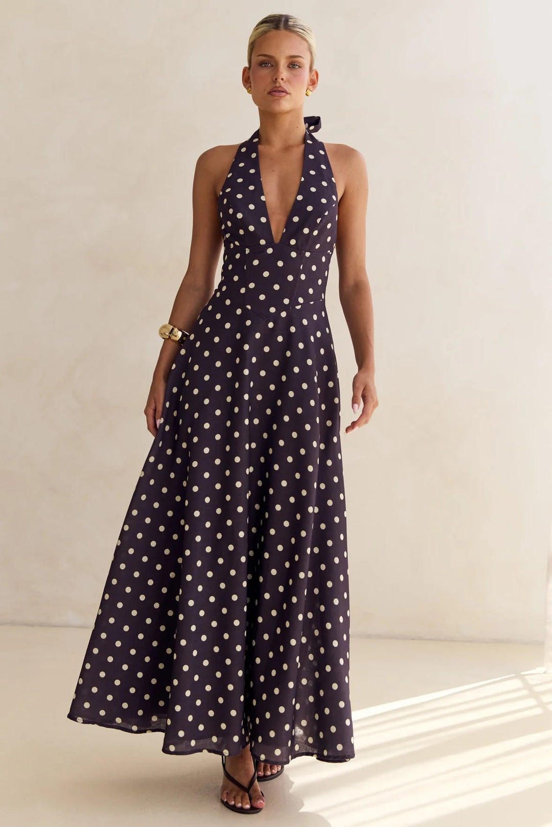 Damen Maxikleid mit tiefem V-Ausschnitt und floralen Akzenten Drune