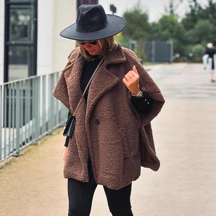 Damen Kurzes Teddy-Cape mit Reverskragen und verdeckter Knopfleiste Drune
