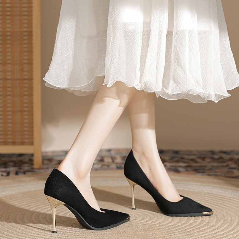 Damen Velours‑Pumps mit schmalem goldfarbenem Stilettoabsatz und Metallkappen‑Detail Drune