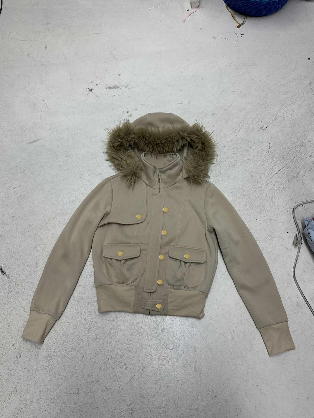 Damen Kurzgeschnittene Utility-Bomberjacke mit Stehkragen Kapuze und Kunstfellbesatz Drune