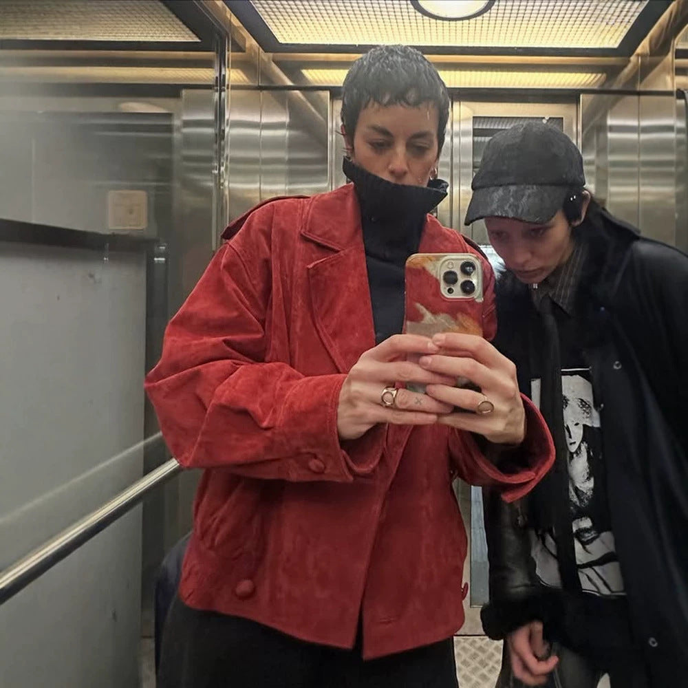 Damen gekürzte Velourslederjacke mit hohem Kragen und doppelreihiger Knopfleiste Drune