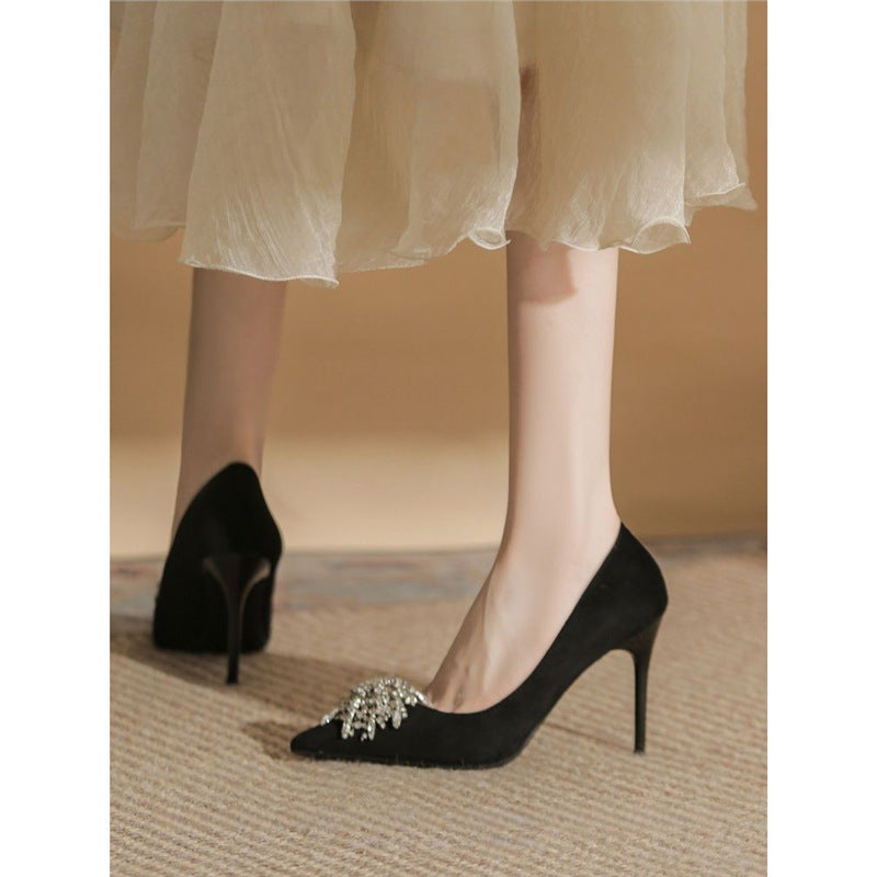 Damen spitz zulaufende Samt‑Pumps mit hohem Stiletto und Kristallbrosche Drune