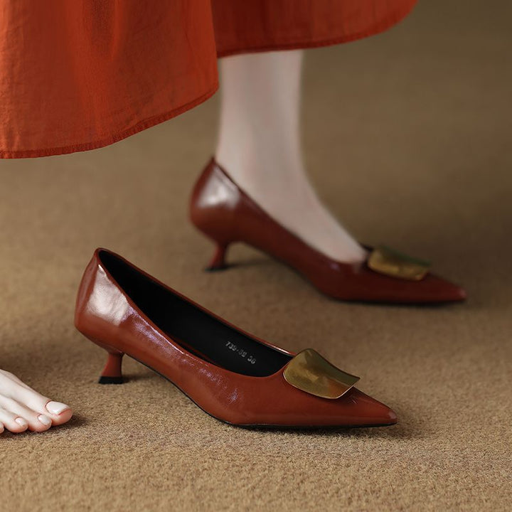 Damen Spitz zulaufende Kitten‑Heel Pumps mit dekorativer Metallapplikation Drune