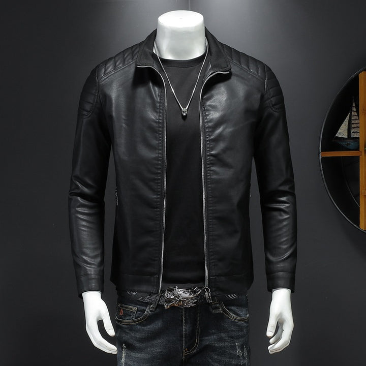 Herren Schlanker Lederimitat‑Blouson mit Stehkragen und gesteppter Schulterpartie Drune