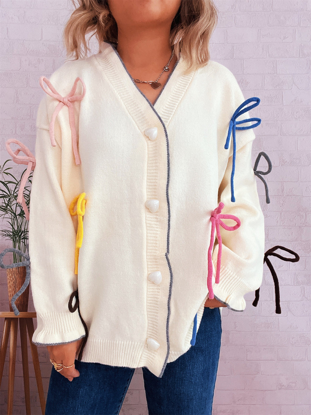Damen Strickjacke mit bunten Schleifenakzenten und oversized Schnitt Drune