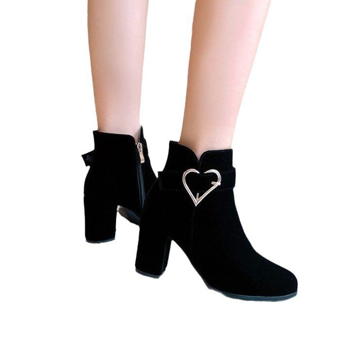Damen Elegante Blockabsatz Stiefeletten mit Herzdetails Drune