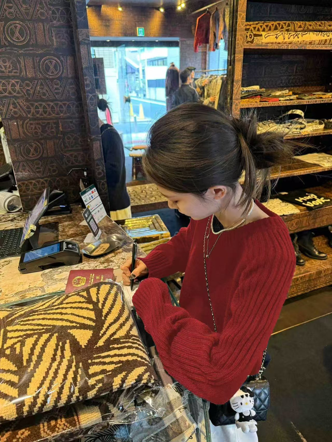 Damen gemütlicher Strickpullover mit Rundhalsausschnitt und breiten Rippbündchen Drune