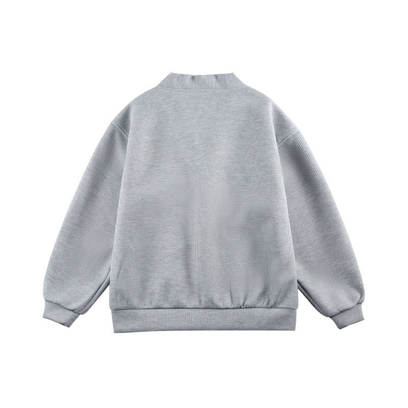Unisex Boxy-Strickjacke im Waffelstrick mit V-Kragen, durchgehender Knopfleiste und aufgesetzten Rundtaschen Drune